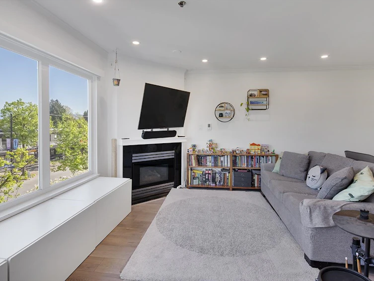 207-3280 W Broadway, Vancouver, BC, V6K 2H4 - 2