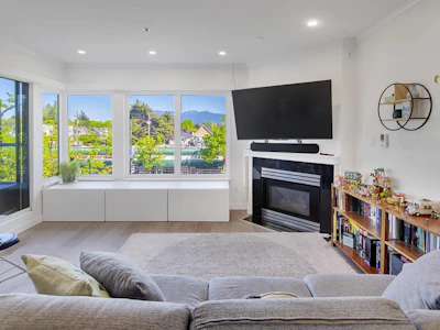 207-3280 W Broadway - 4