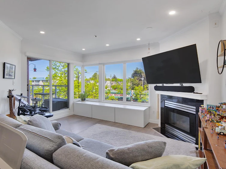 207-3280 W Broadway, Vancouver, BC, V6K 2H4