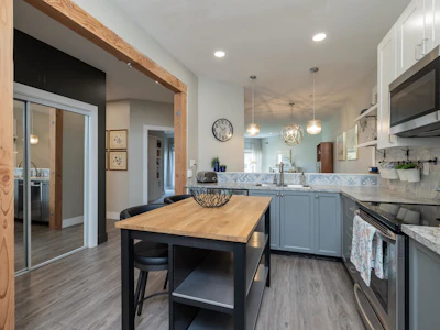 204-4733 W River Road - 4
