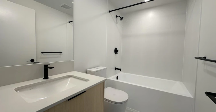 190X-13738 Central Avenue, Surrey, BC, V3T 0X5 - 6