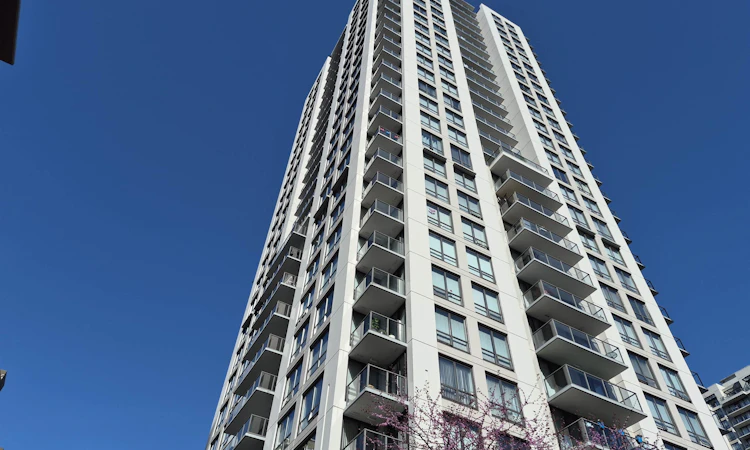 1703-2979 Glen Drive
