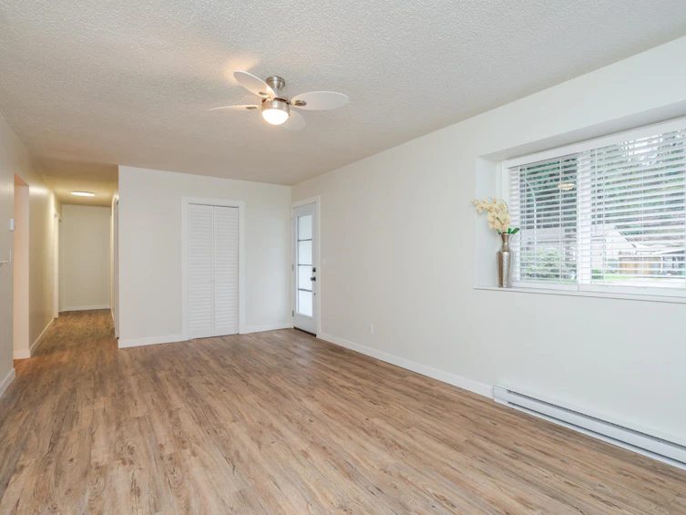 34843 Laburnum Avenue, Abbotsford, BC, V2S 5J3 - 3