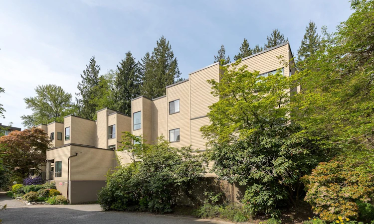 212-3275 Mountain Highway