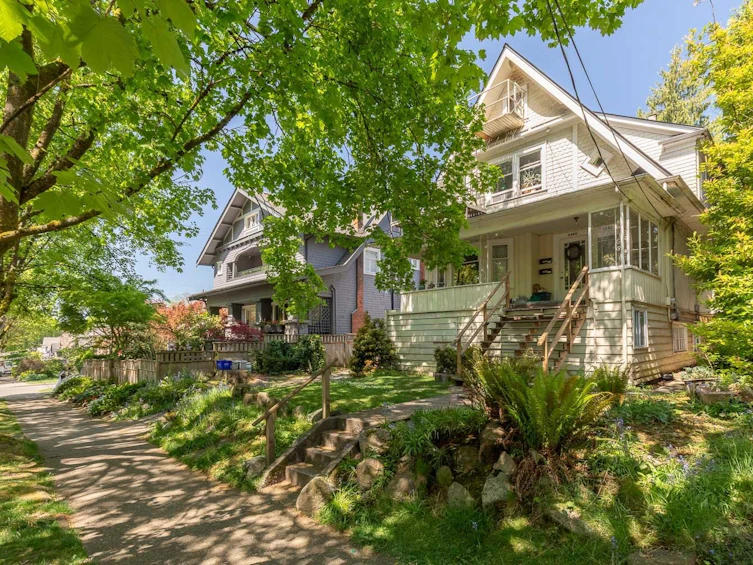 2483 W 6th Avenue, Vancouver, BC, V6K 1W2 - 2