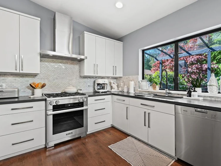 1098 Linnae Avenue, North Vancouver, BC, V7R 1Z4 - 9