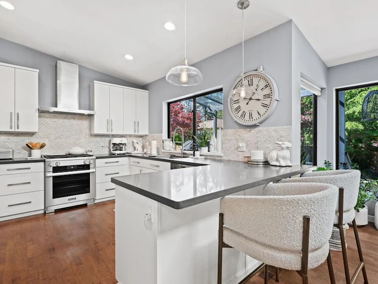 1098 Linnae Avenue, North Vancouver, BC, V7R 1Z4 - 10
