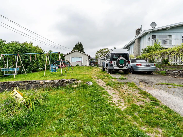 2233 Edinburgh Street, New Westminster, BC, V3M 2Y2