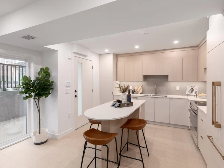 105-2339 E 34th Avenue, Vancouver, BC, V5R 2S6 - 2