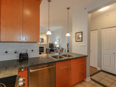 307-1551 Foster Street - 5