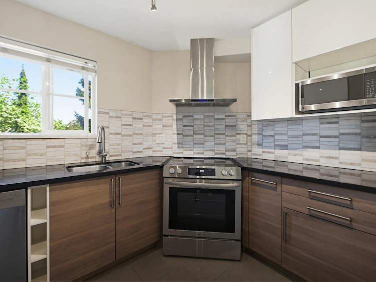 303-10186 155 Street, Surrey, BC, V3R 0R6 - 10