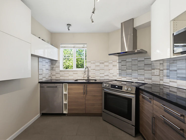 303-10186 155 Street, Surrey, BC, V3R 0R6 - 9