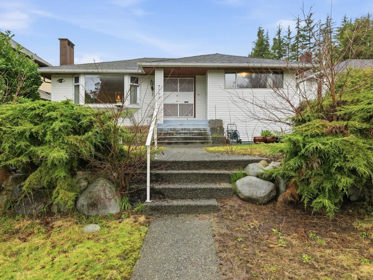 6709 Ash Street, Vancouver, BC, V6P 3K3