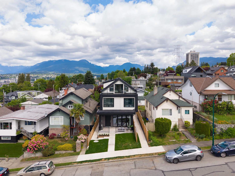 1-3645 Dundas Street, Vancouver, BC, V5K 1S3