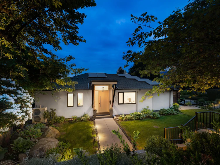 255 Sandringham Crescent, North Vancouver, BC, V7N 2R7 - 3