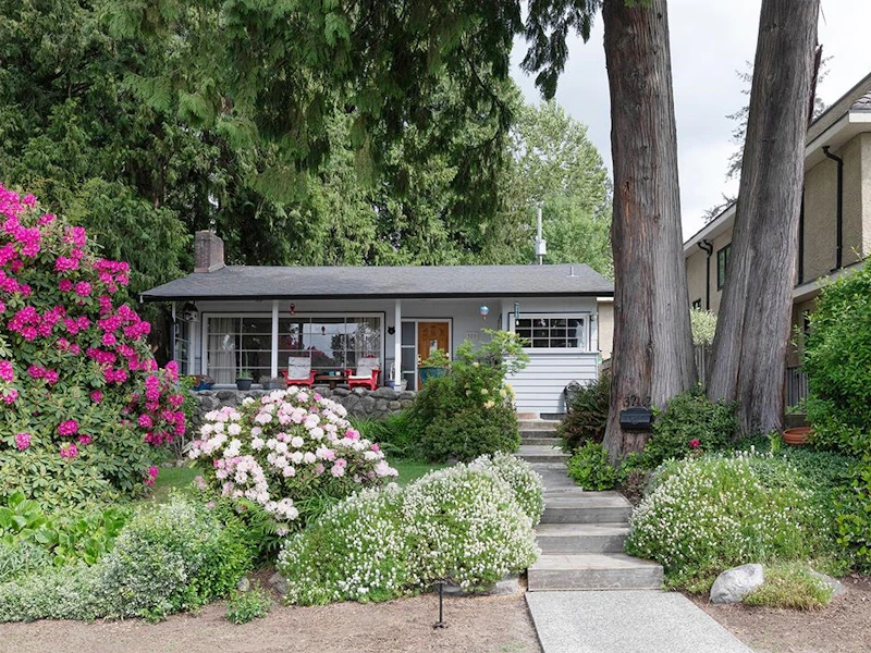 322 E 25th Street, North Vancouver BC V7N 1A3
