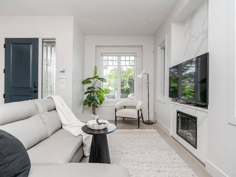 48 E 57th Avenue, Vancouver, BC, V5X 1S4 - 2