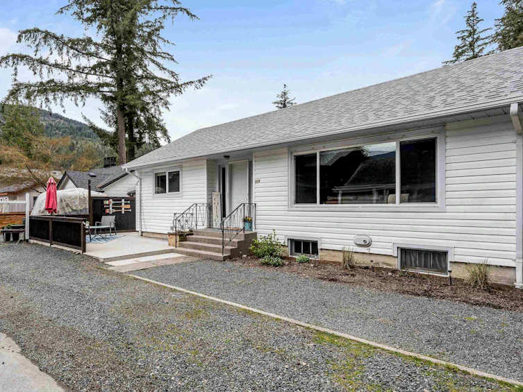 404 Birch Street, Cultus Lake, BC, V2R 4Z3 - 3