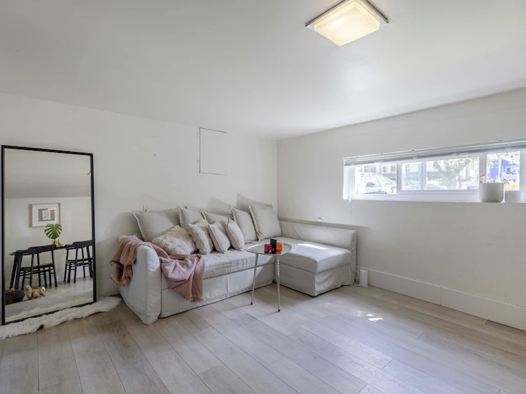 2325 W 8th Avenue, Vancouver, BC, V6K 2A8 - 21