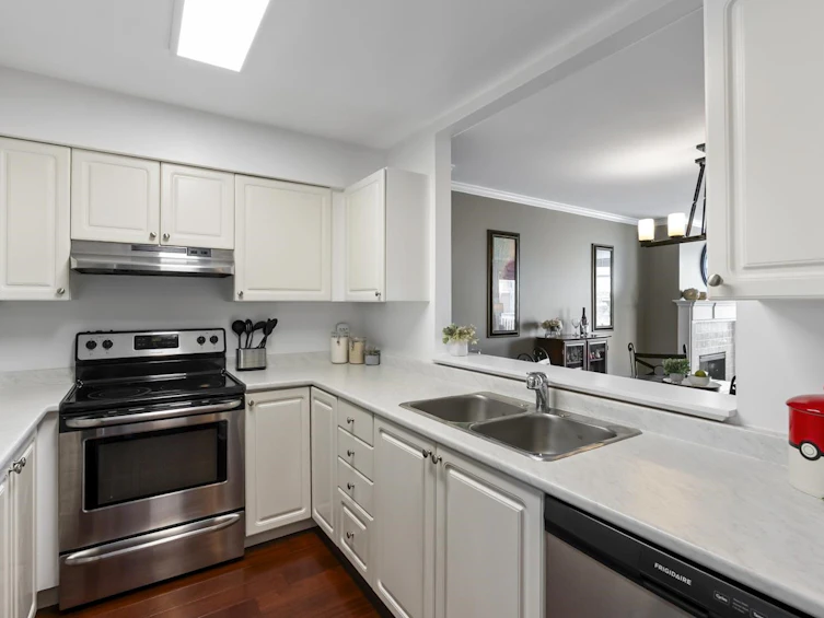 206-9763 140 Street, Surrey, BC, V3T 4M4 - 9