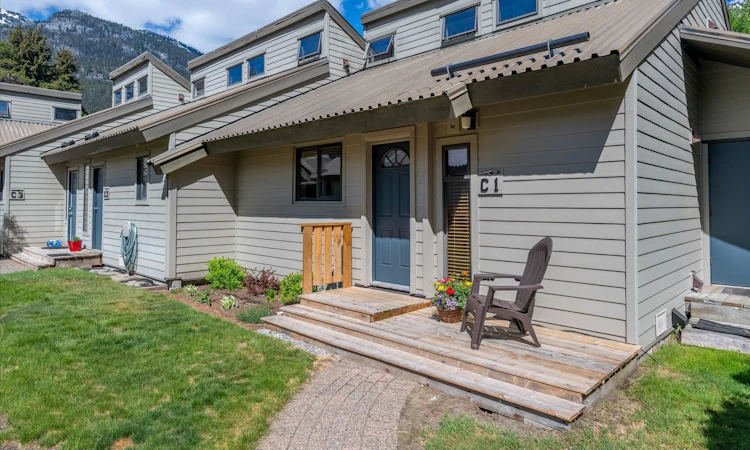 C1-6900 Crabapple Drive