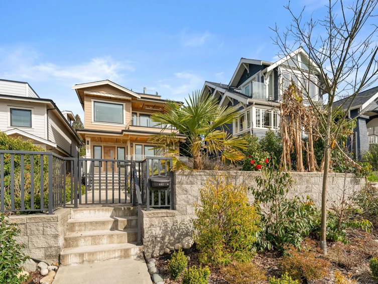 462 W 14th Street, North Vancouver, BC, V7M 1P7 - 2