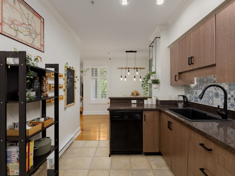 201-118 W 22nd Street, North Vancouver, BC, V7M 1Z9 - 13