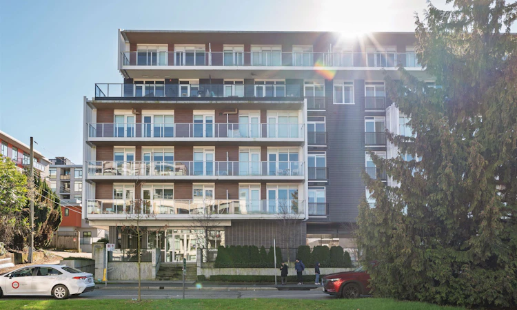 202-528 W King Edward Avenue