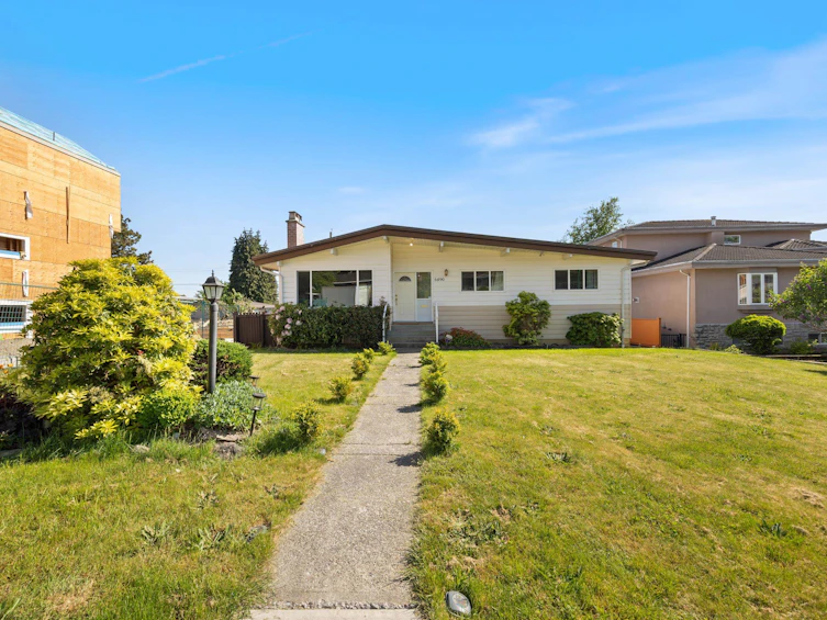 6890 Hycrest Drive, Burnaby, BC, V5B 2X2 - 2