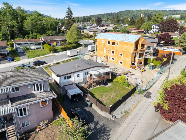 6890 Hycrest Drive, Burnaby, BC, V5B 2X2 - 37