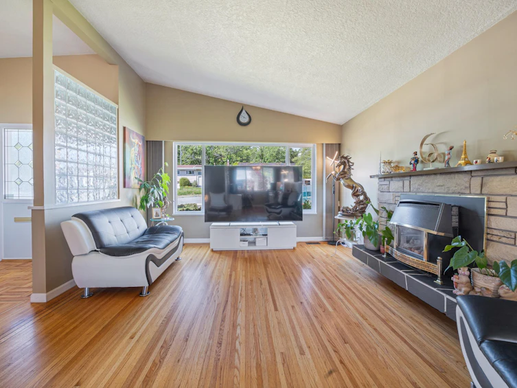 6890 Hycrest Drive, Burnaby, BC, V5B 2X2 - 4