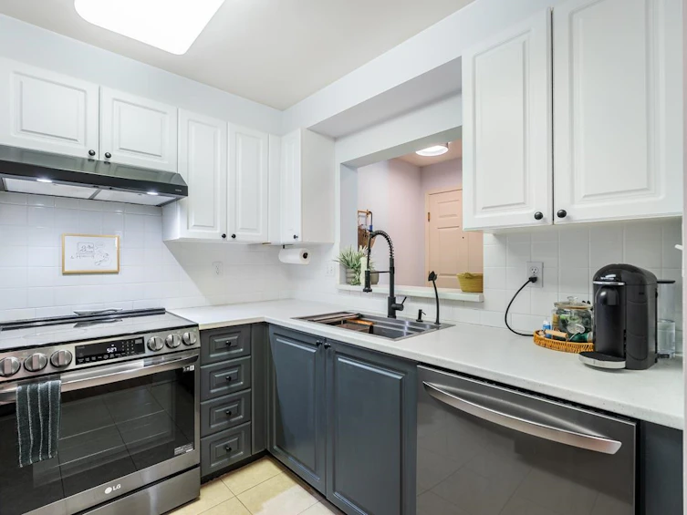 408-3070 Guildford Way, Coquitlam, BC, V3B 7R8 - 5
