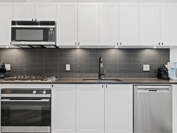 305-105 W 2nd Street, North Vancouver, BC, V7M 0E3 - 5