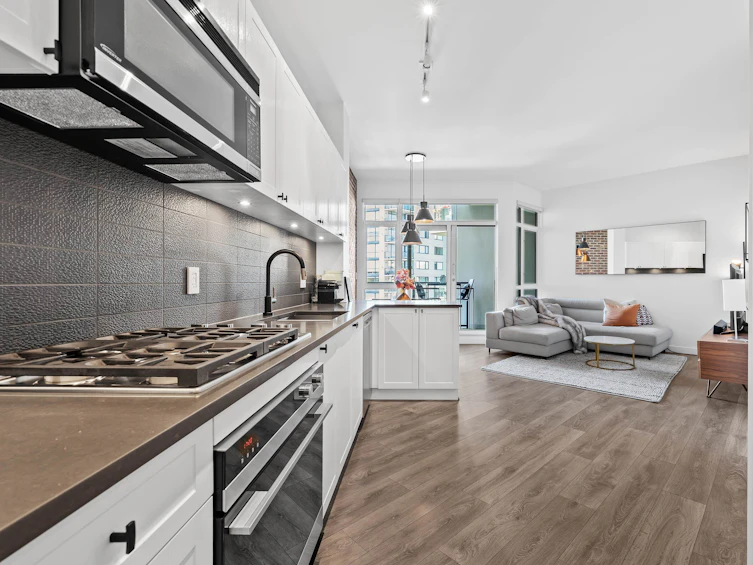 305-105 W 2nd Street, North Vancouver, BC, V7M 0E3 - 3