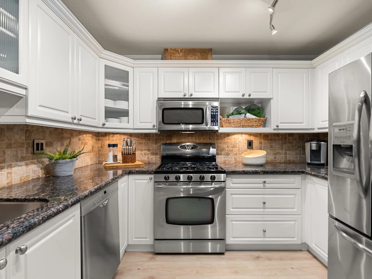 404-15220 Guildford Drive, Surrey, BC, V3R 0Y6 - 17