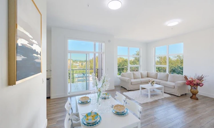 503-22577 Royal Crescent