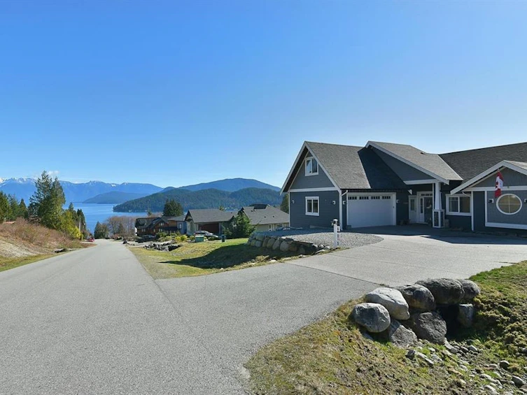 605 Woodland Avenue, Gibsons, BC, V0N 1V1 - 2
