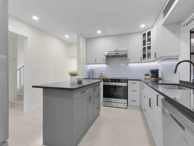 9763 155 Street, Surrey, BC, V3R 7G6 - 7