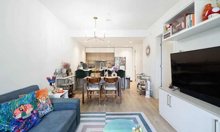 208-9888 University Crescent