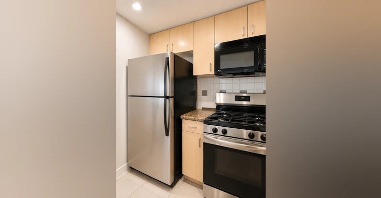 1802-1033 Marinaside, Vancouver, BC, V6Z 3A3 - 4