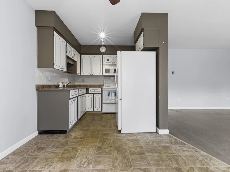 108-2853 W Bourquin Crescent, Abbotsford, BC, V2S 6H6 - 7