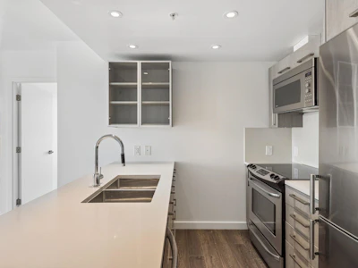 902-933 E Hastings Street - 3