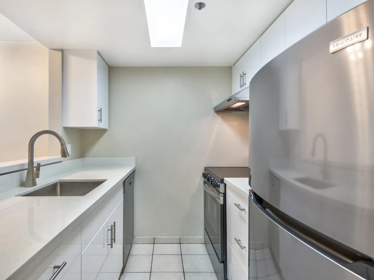 1104-789 Drake Street, Vancouver, BC, V6Z 2N7 - 9
