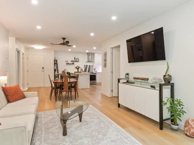 203-2700 Mccallum Road - 2