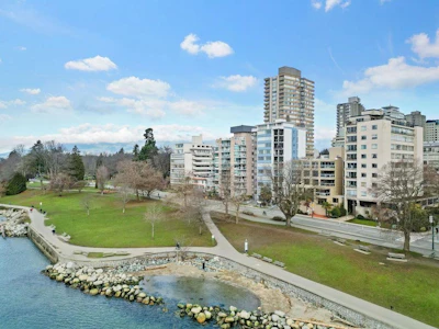 401-2015 Beach Avenue - 2