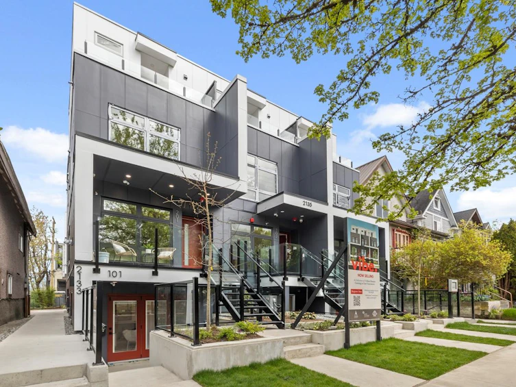 101-2135 E Pender Street, Vancouver, BC, V5L 1X3