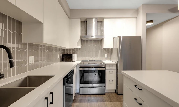 B102-20838 78b Avenue