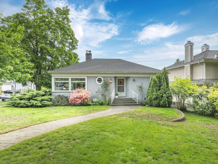 2506 W 15th Avenue, Vancouver, BC, V6K 2Z4 - 2