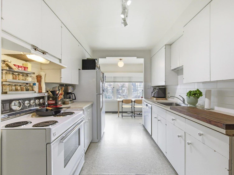 2506 W 15th Avenue, Vancouver, BC, V6K 2Z4 - 9