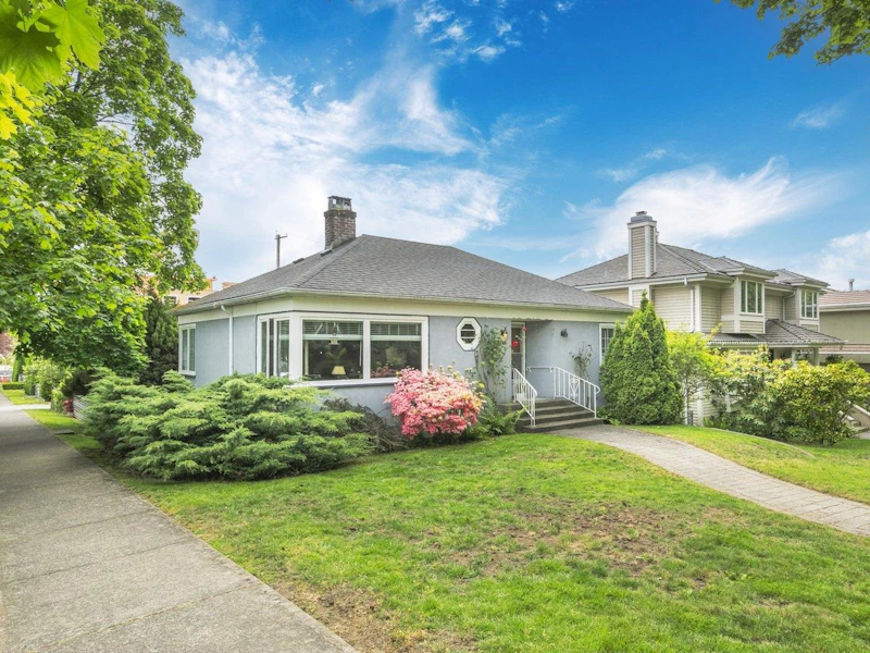 2506 W 15th Avenue, Vancouver BC V6K 2Z4